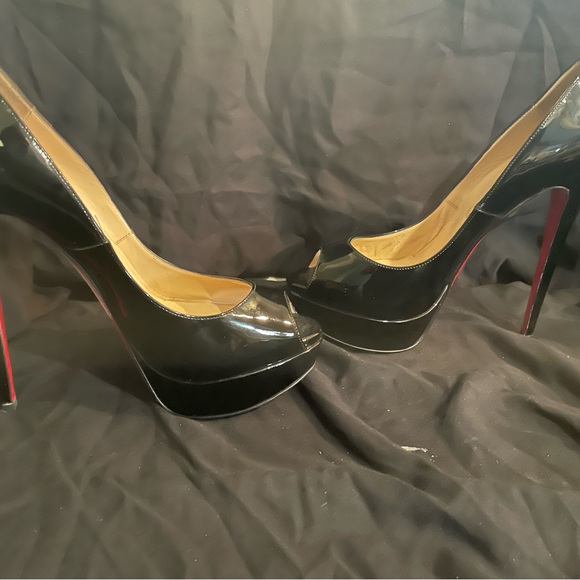 Beautiful pair of Black Louboutin, size 9. Gently worn, like new!! - Picture 4 of 6